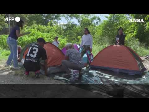 Venezuela, le famiglie dei detenuti politici accampate fuori dal carcere di Rodeo
