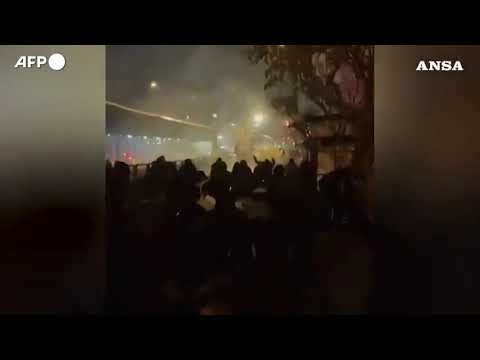 A Teheran, i manifestanti ancora in strada nonostante la repressione