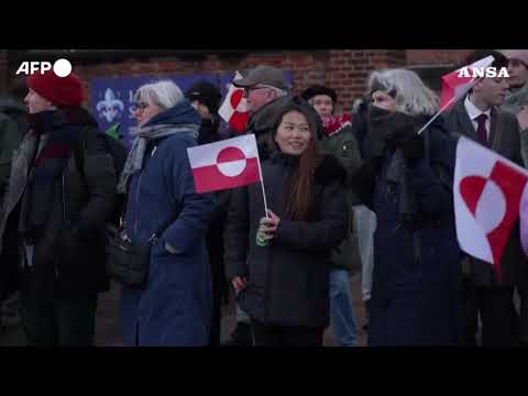 Groenlandia, bandiere nazionali esposte su case ed edifici a Nuuk