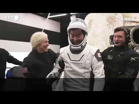 Rientrata la missione Crew 11, i quattro membri dell’equipaggio escono dalla navetta