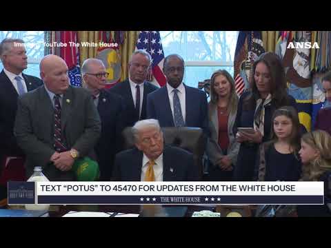 Casa bianca, Trump si addormenta ad una conferenza nello Studio ovale