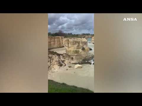Maltempo, si sbriciola in mare “l’arco dell’amore” di Sant’Andrea a Melendugno