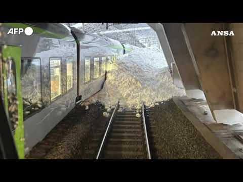 Svizzera, treno deraglia fra i binari invasi dalla neve: 5 feriti