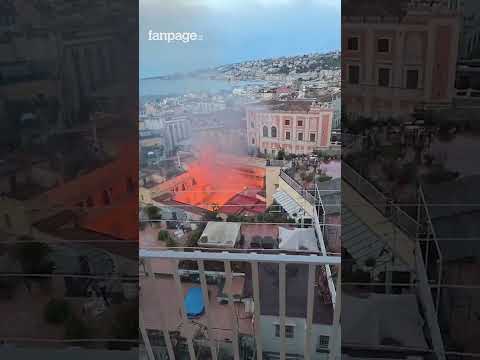 Scoppia un incendio al teatro Sannazaro di Napoli: in fiamme la cupola, vigili del fuoco al lavoro