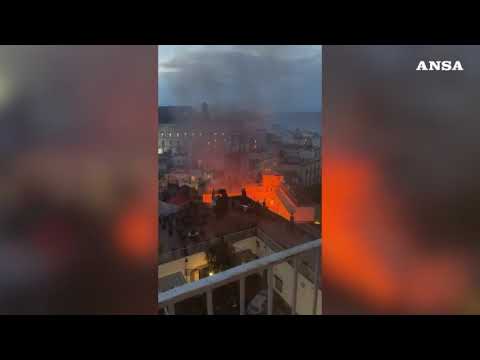 Incendio nel cuore di Napoli, brucia il teatro Sannazaro