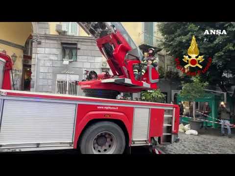 Vigili del fuoco: “Il teatro Sannazaro e’ completamente compromesso”