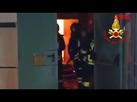 Le immagini dell’incendio al Teatro Sannazaro, l’intervento dei vigili del fuoco