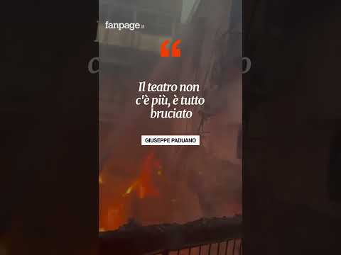 Napoli, incendio al Teatro Sannazaro, i video dall’interno: completamente distrutto dalle fiamme