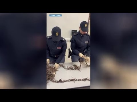 Le catene chiodate usate dalla banda di ladri: «Sfumato l’assalto al supermercato»