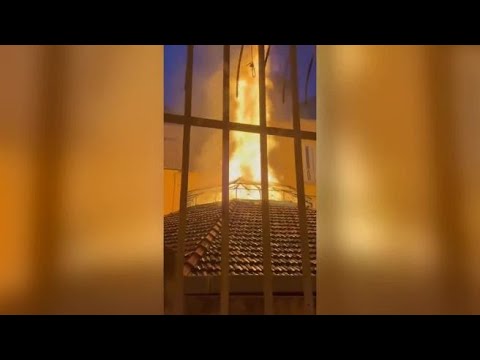 La fiamme avvolgono la cupola del teatro Sannazaro di Napoli: il video