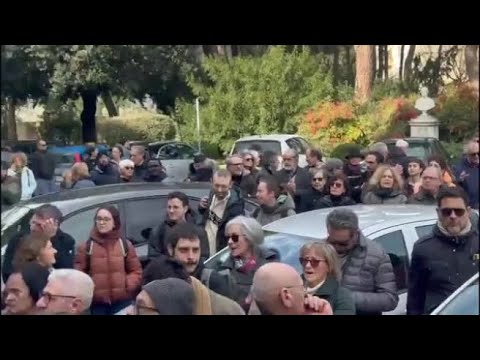 Ravenna, il video del flash mob di solidarietà nei confronti dei medici indagati per il caso dei …