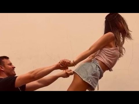 Ilary Blasi sfida la Kardashian in una challenge acrobatica sui social e poi la prende in giro: «…