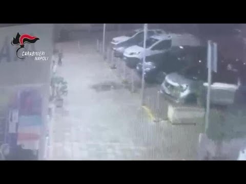 Il video choc del tentativo di rapimento di un bambino a Caivano