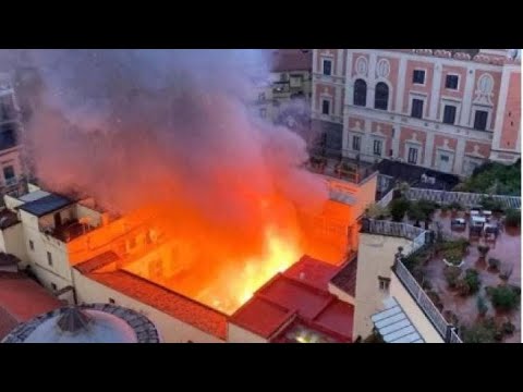 Incendio distrugge il Teatro Sannazaro di Napoli