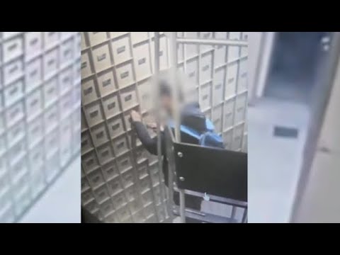 Milano, il momento in cui il ladro 24enne si accorge di essere prigioniero nel caveau della banca