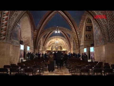 Assisi, le ossa di San Francesco esposte al pubblico per la prima volta nella storia
