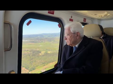 Mattarella in elicottero sorvola la frana a Niscemi: il video