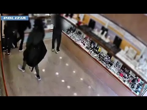 Pistola in pugno e volto coperto: ecco il video dei rapinatori che avevano svaligiato la gioielle…