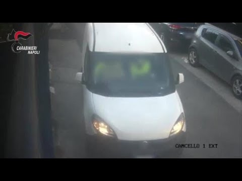 Napoli, finti postini sequestrano un 86enne in casa e rubano 25mila euro: il video della rapina