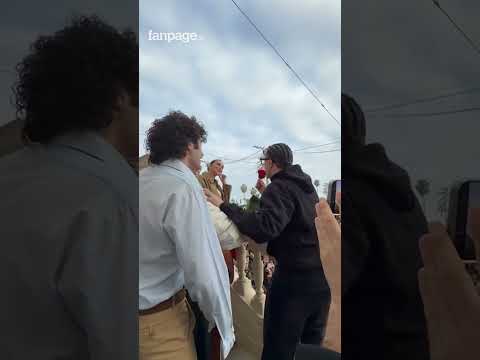 Samuray Jay sorprende Belen all’ingresso dell’Hotel con una serenata un po’ “particolare”: “Annarè”