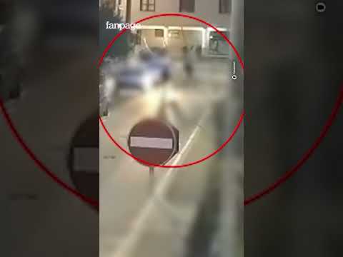 Cerca di uccidere a coltellate il cognato che tornava a casa con le buste della spesa: il video dell