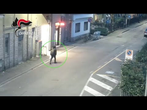 Insegue in strada il cognato che lo ha cacciato di casa e lo accoltella: le immagini del tentato …