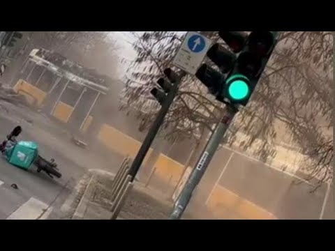 Il video del tram deragliato a Milano: il mezzo si è schiantato contro un palazzo