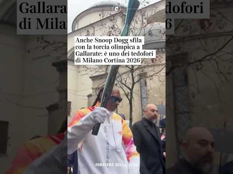 Anche Snoop Dogg sfila con la torcia olimpica a Gallarate: è un tedoforo di Milano Cortina 2026