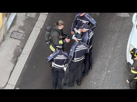 Fiamme in una casa di rider in Borgo San Frediano a Firenze, i vicini riprendono l’incendio: «Tro…