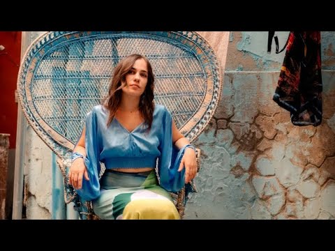 Chiaré, «Jesce sole»: il nuovo disco della cantautrice e contrabbassista fra gli eredi di Pino Da…