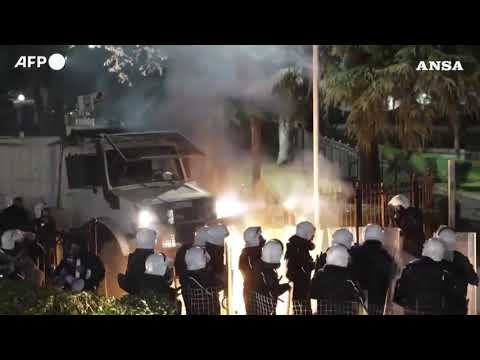 Albania, violenta protesta ieri a Tirana: bersagliata la sede del governo