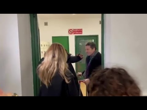 Beatrice Venezi al carcere della Giudecca per l’incontro con le detenute di Venezia. L’arrivo del…