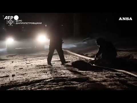 Raid notturno colpisce Dnipro, vigili del fuoco al lavoro