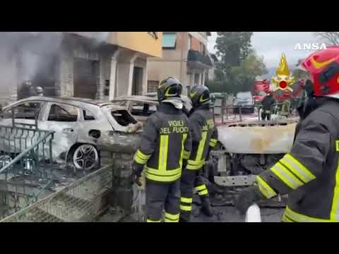 I vigili del fuoco domano il maxi incendio nell’Aretino