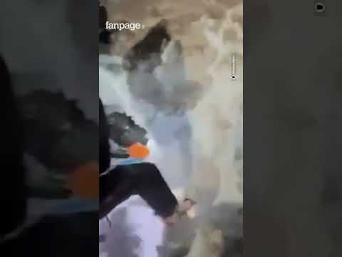 Sepolto dalla valanga riesce a lanciare l’allarme: “aiuto so soffoncando”