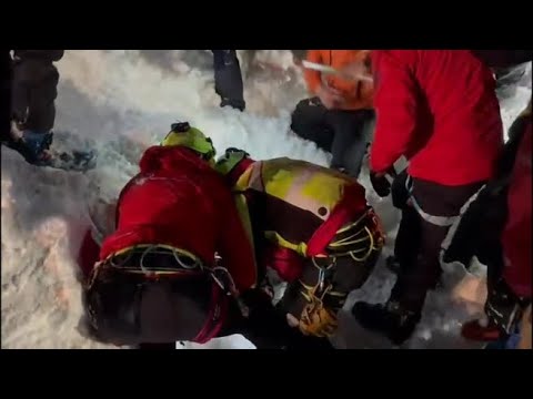 Valanga a Gressoney, escursionista salvato dopo tre ore sotto la valanga. Il salvataggio scavando…