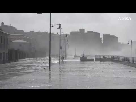 Maltempo in Calabria, mareggiata lungo la costa nel Cosentino