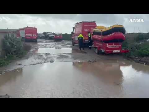 Maltempo a Fiumicino, allagamenti per la mareggiata alla foce del Tevere