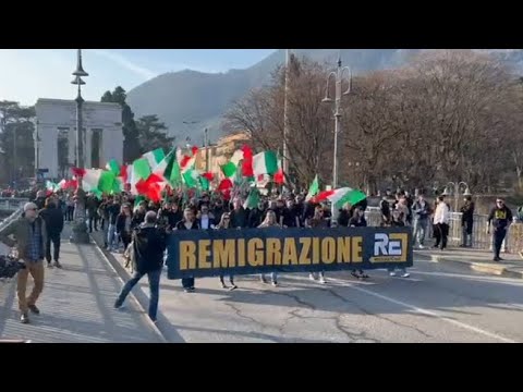 Bolzano spaccata a metà dai cortei: da una parte chi chiede la remigrazione, dall’altra la contro…