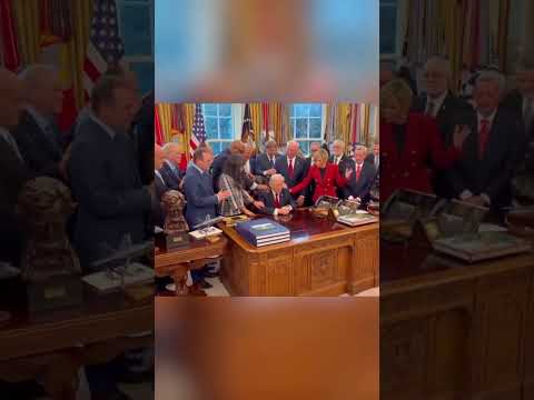 Preghiera alla Casa Bianca: Trump riceve benedizioni dai leader evangelici in un momento di tensi