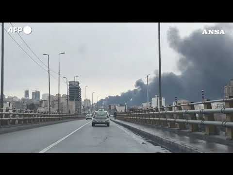 Raid a depositi di petrolio a Teheran. Protezione civile: “Pioggia acida, rimanere in casa”