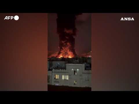 Iran, raid Israele-Usa colpiscono un deposito di carburante a Teheran: maxi incendio