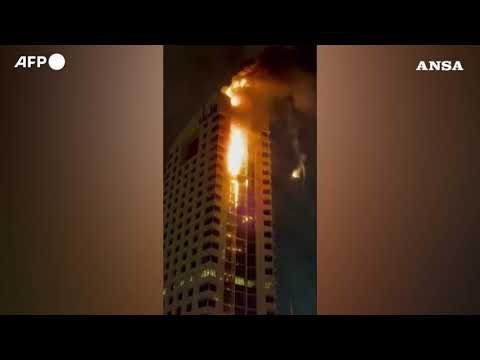 Attacco con droni a Kuwait City, torre di un edificio governativo in fiamme