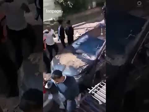 Frammenti dei missili finiti nel centro di tel aviv, con anche feriti gravi