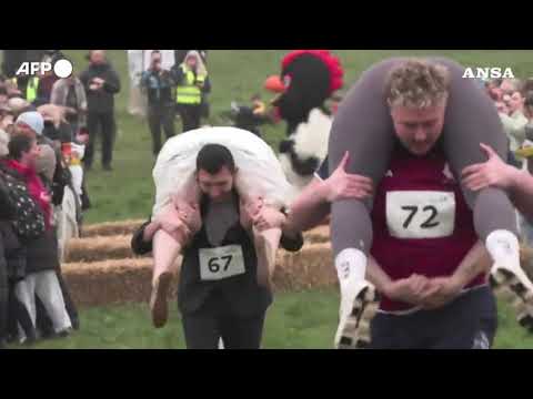 8 marzo in Inghilterra, i mariti corrrono con le mogli sulle spalle a testa in giu’