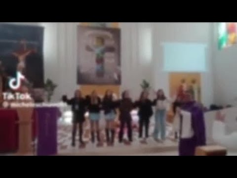 Margherita di Savoia, i bambini che cantano in chiesa la canzone di San Da Vinci