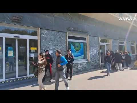 Caccia all’uomo dopo la rapina con ostaggi in banca a Napoli