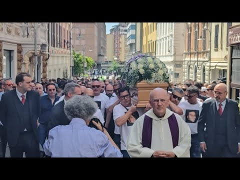 «Vola alto fratello Mortegian»: in migliaia a Massa per il funerale di Giacomo Bongiorni