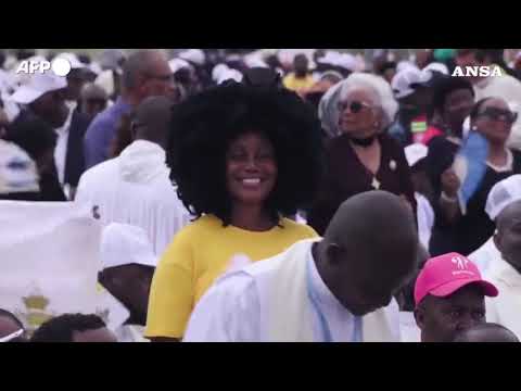 Migliaia di persone radunate in Angola per ascoltare la messa di Papa Leone