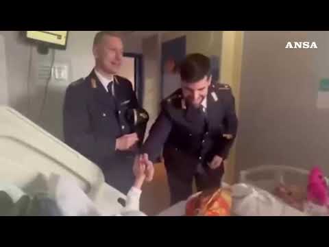 Roma, la polizia distribuisce uova di cioccolato negli ospedali